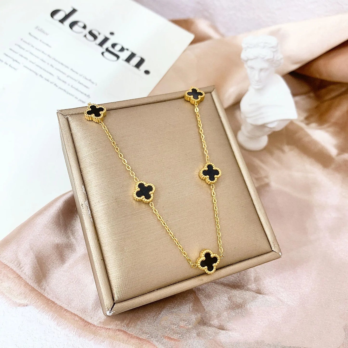 Tira Black Clover Necklace - 18K Gold Plated