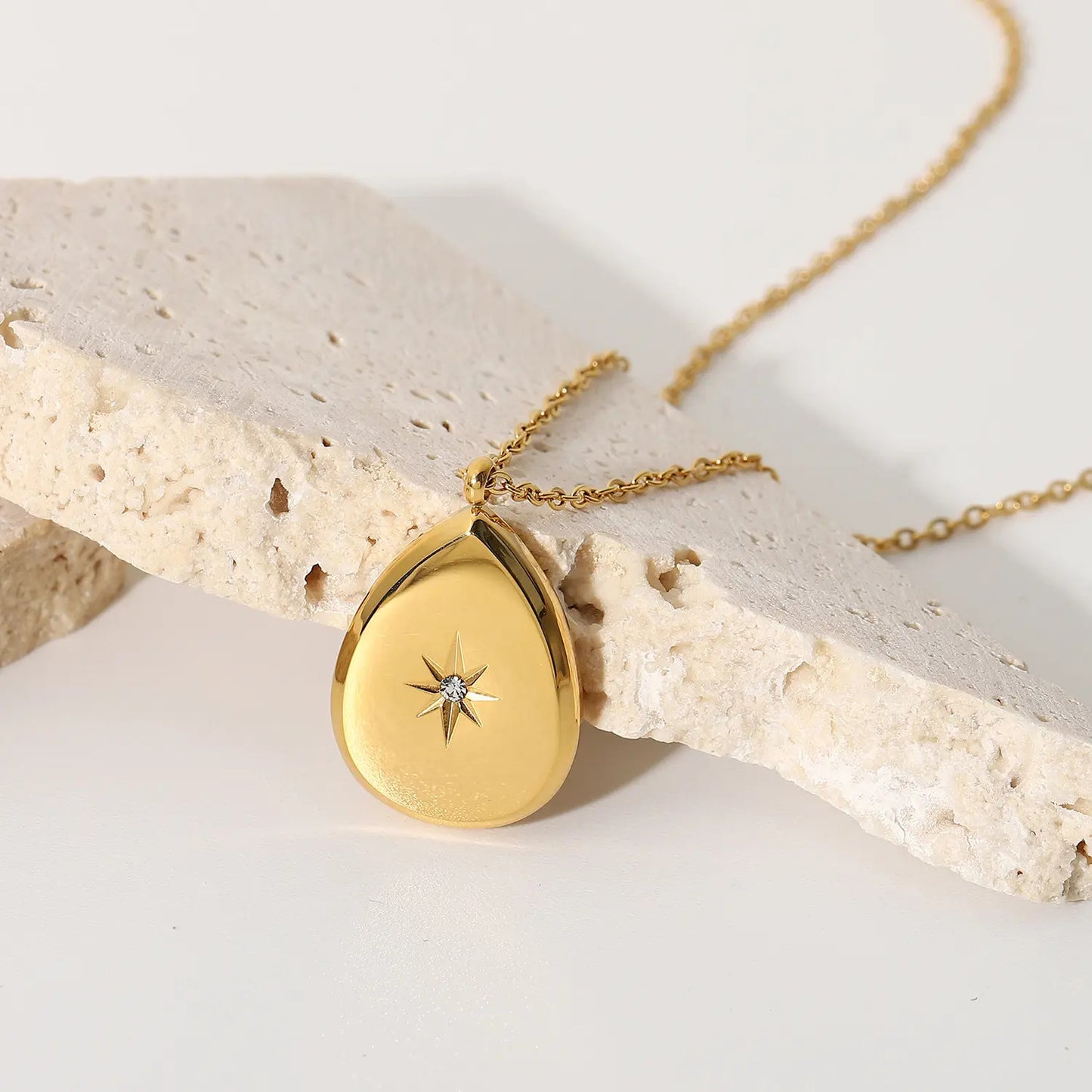 Hayden Teardrop Pendant – 18K Gold Anti-Tarnish