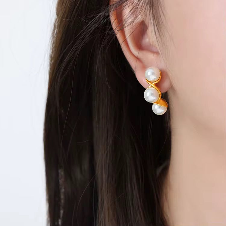 Kenna Pearl Glow Studs – 18K Gold Anti-Tarnish