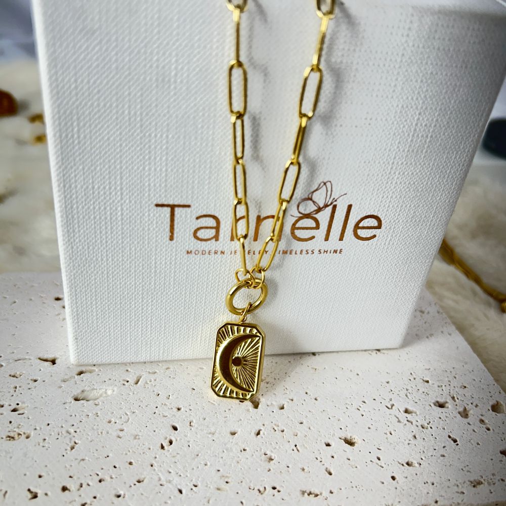 Reya Moon Charm Necklace – 18K Gold Anti-Tarnish