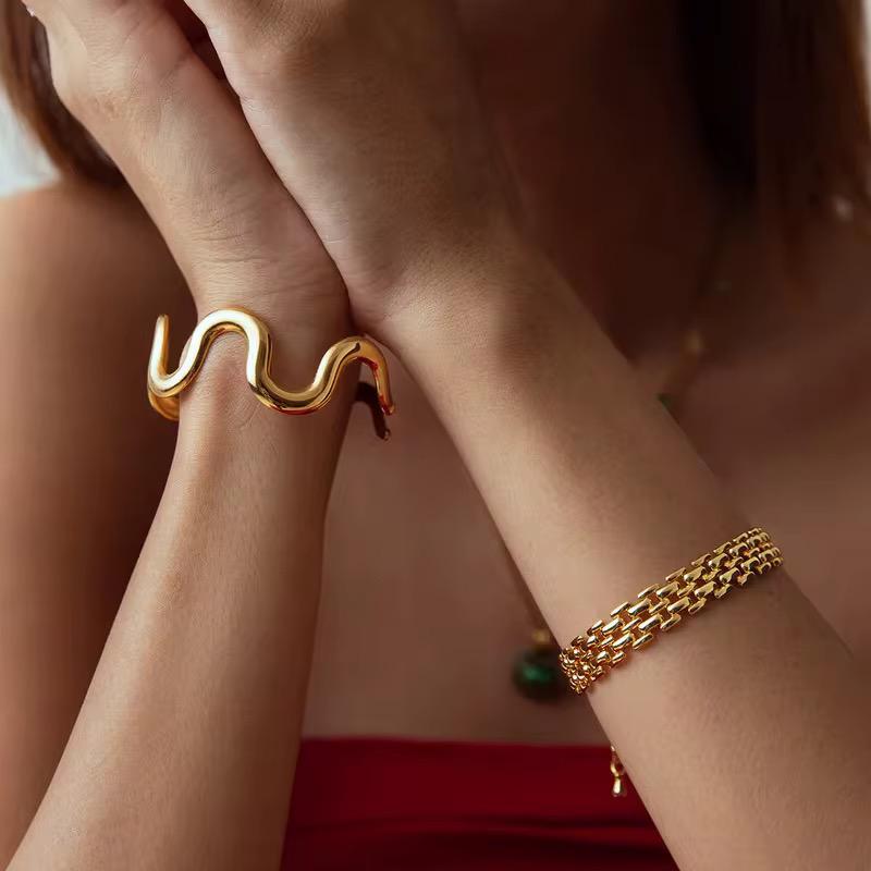 Wave Cuff Bracelet – 18K Gold Anti-Tarnish