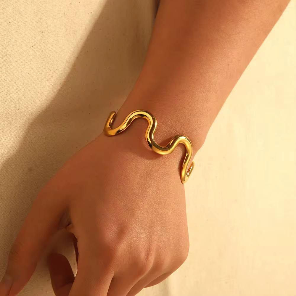 Wave Cuff Bracelet – 18K Gold Anti-Tarnish