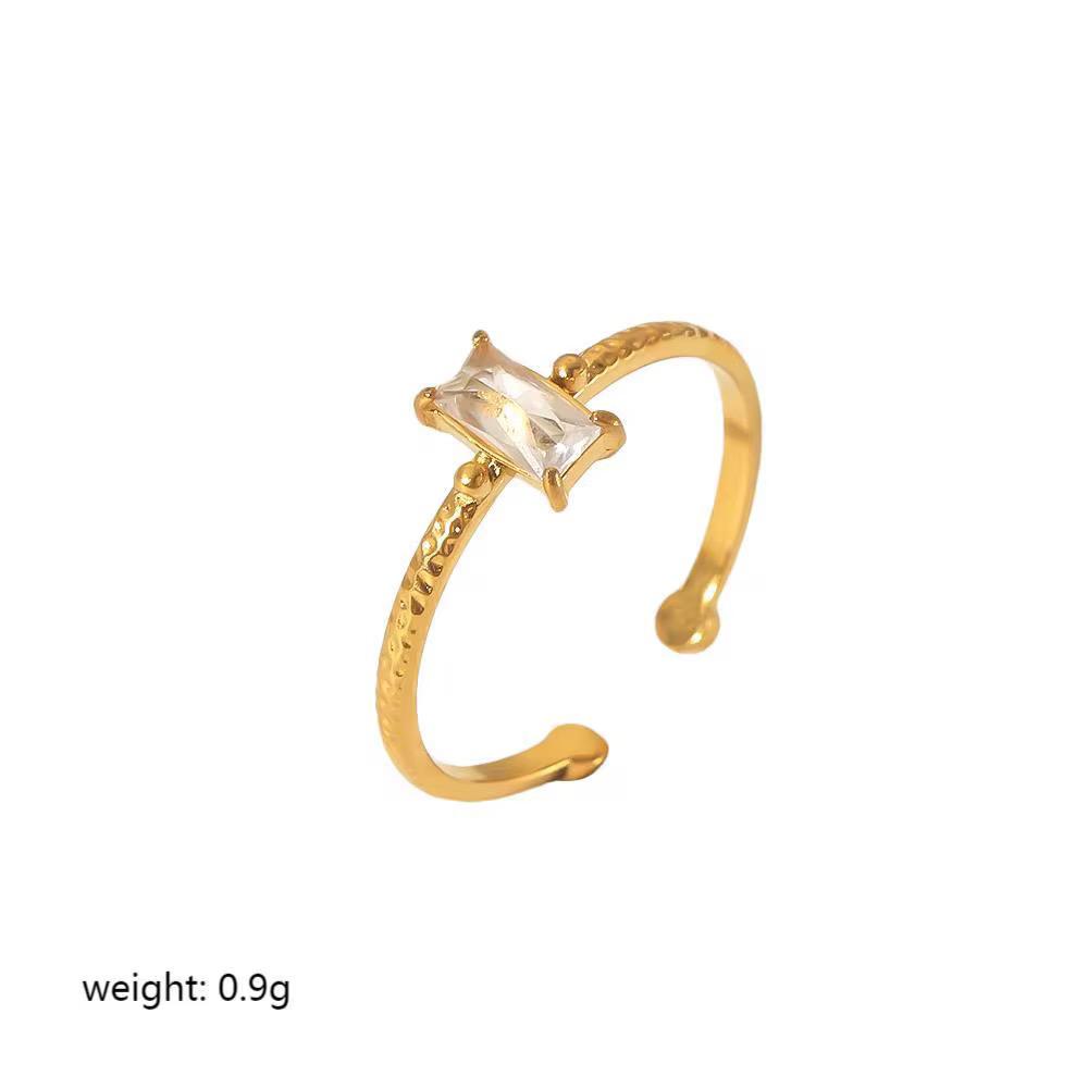 Sana Minimal Flower ring- 18K Gold Anti-Tarnish