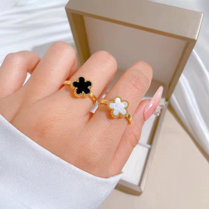 Dhriti Minimal Clover ring- 18K Gold Anti-Tarnish