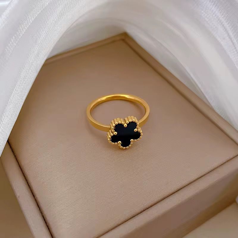 Dhriti Minimal Clover ring- 18K Gold Anti-Tarnish