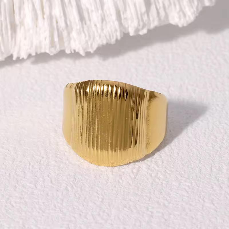 Zelda Chunky heart ring- 18K Gold Anti-Tarnish