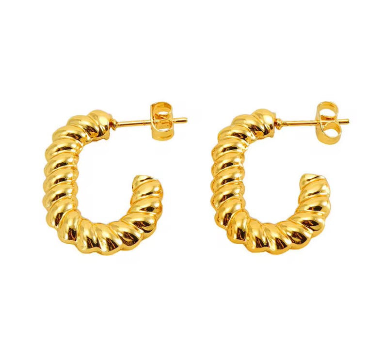 Maisie Twist Hoops – 18K Gold Anti-Tarnish
