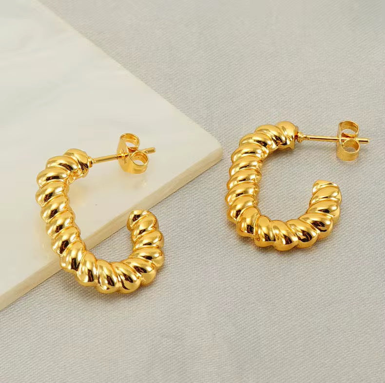Maisie Twist Hoops – 18K Gold Anti-Tarnish