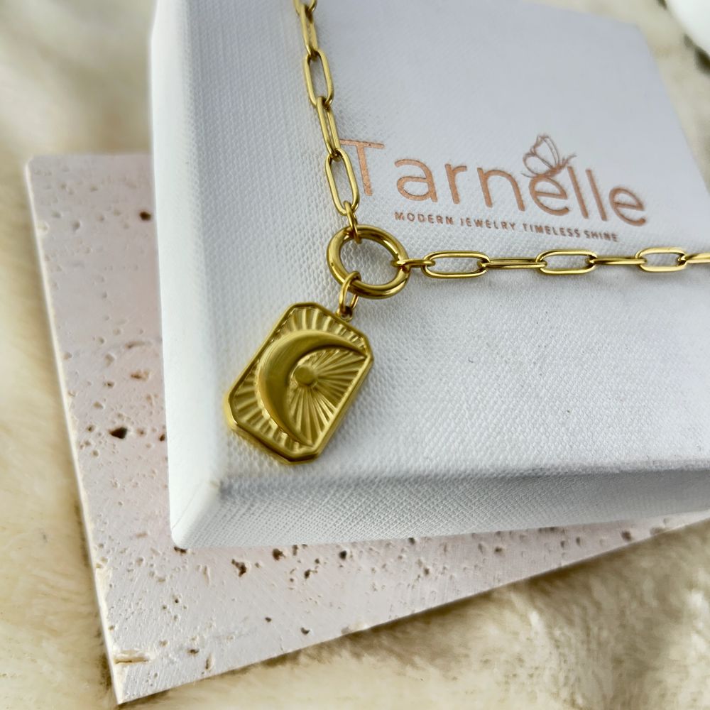 Reya Moon Charm Necklace – 18K Gold Anti-Tarnish