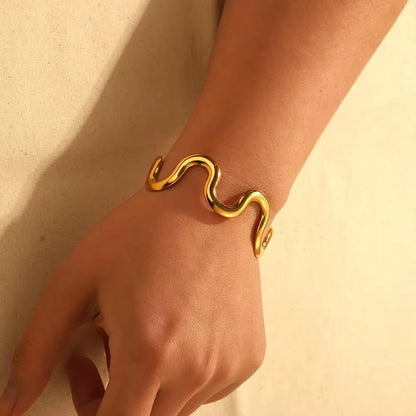 Wave Cuff Bracelet – 18K Gold Anti-Tarnish
