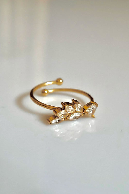 Saiya Minimal Flower ring- 18K Gold Anti-Tarnish