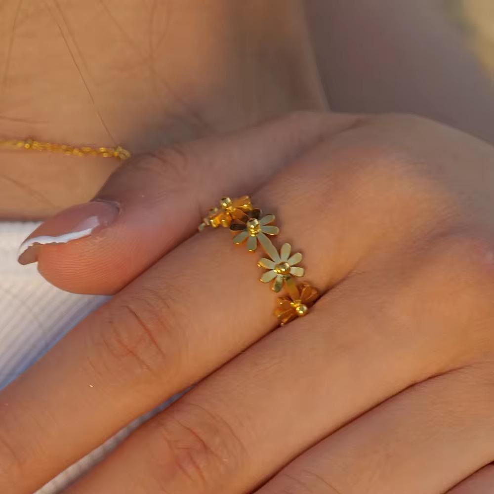 Reya Flower Ring - 18K Gold Anti-Tarnish