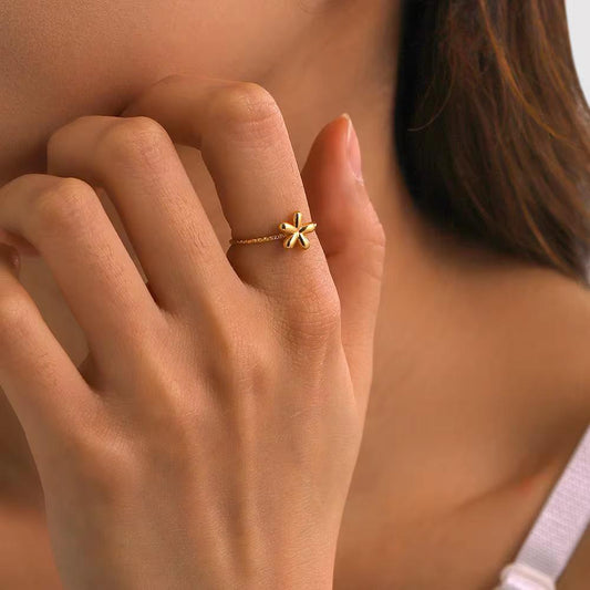 Clara Flower Ring - 18K Gold Anti-Tarnish